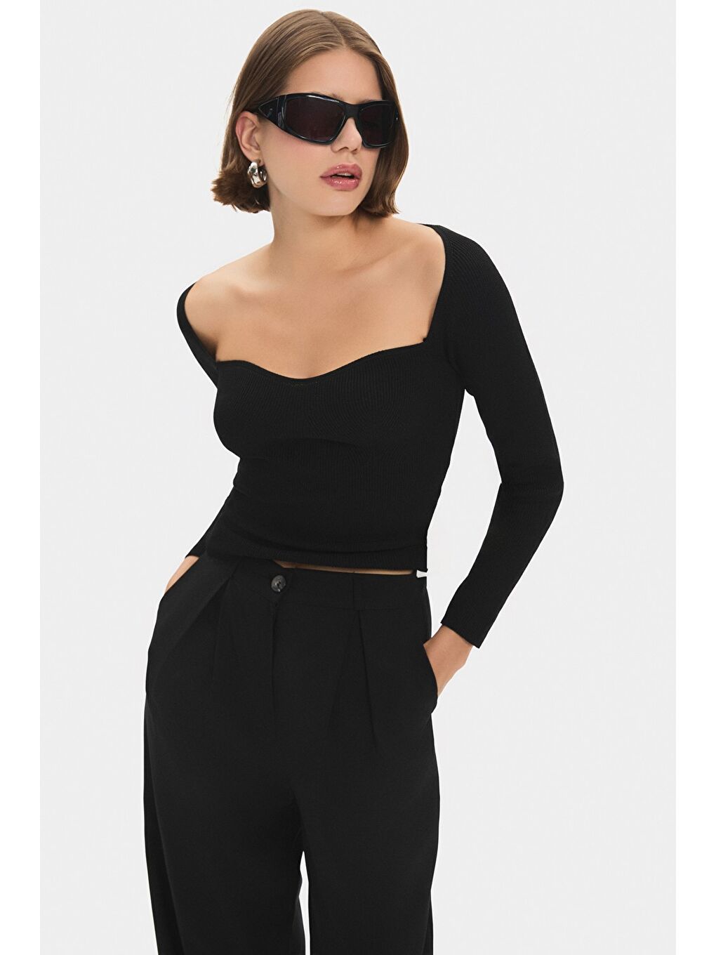 Siyah Kalp Yaka Triko Kazak