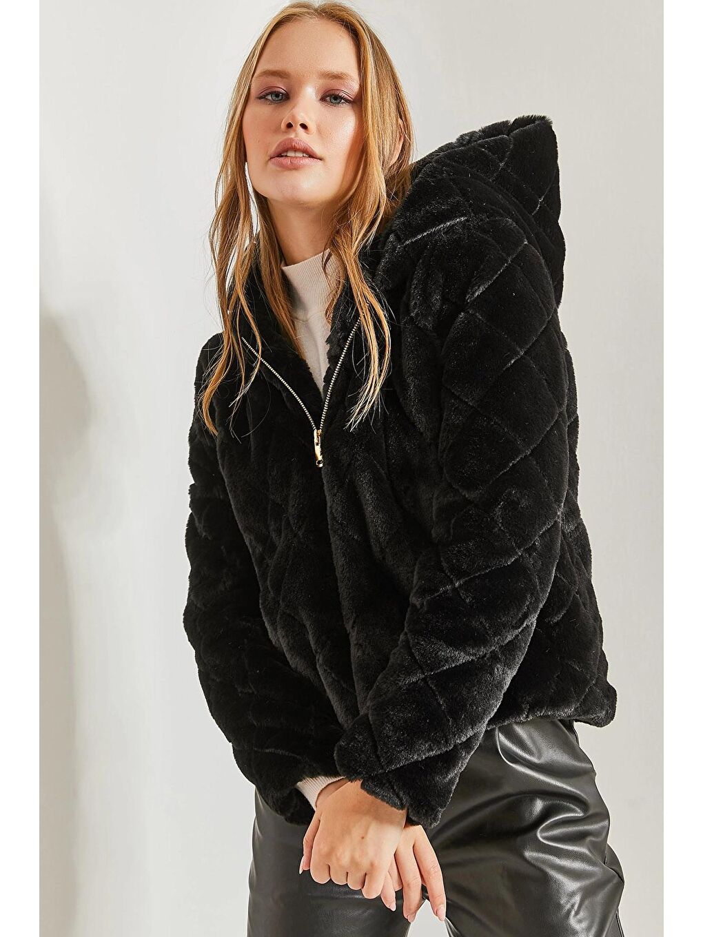 Siyah Kadın Kapüşonlu Kapitoneli Peluş Mont