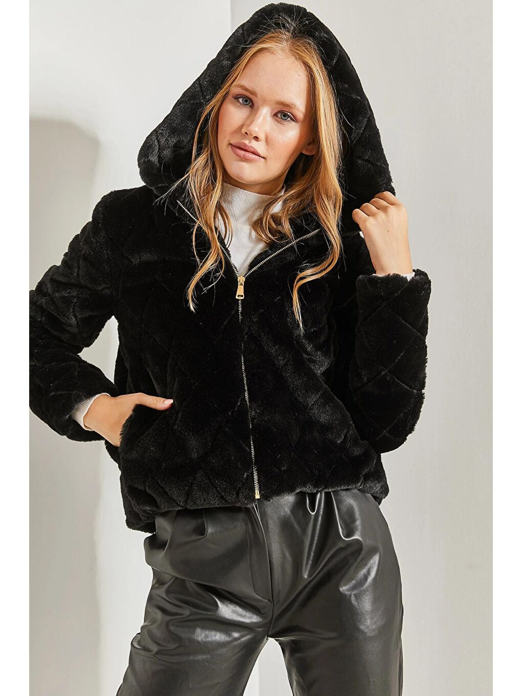 Siyah Kadın Kapüşonlu Kapitoneli Peluş Mont-1