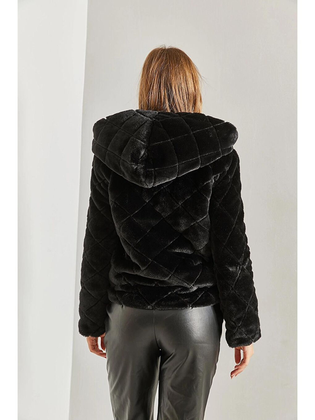 Siyah Kadın Kapüşonlu Kapitoneli Peluş Mont-2