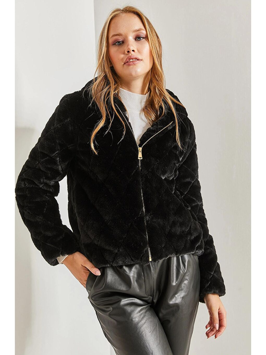 Siyah Kadın Kapüşonlu Kapitoneli Peluş Mont-3