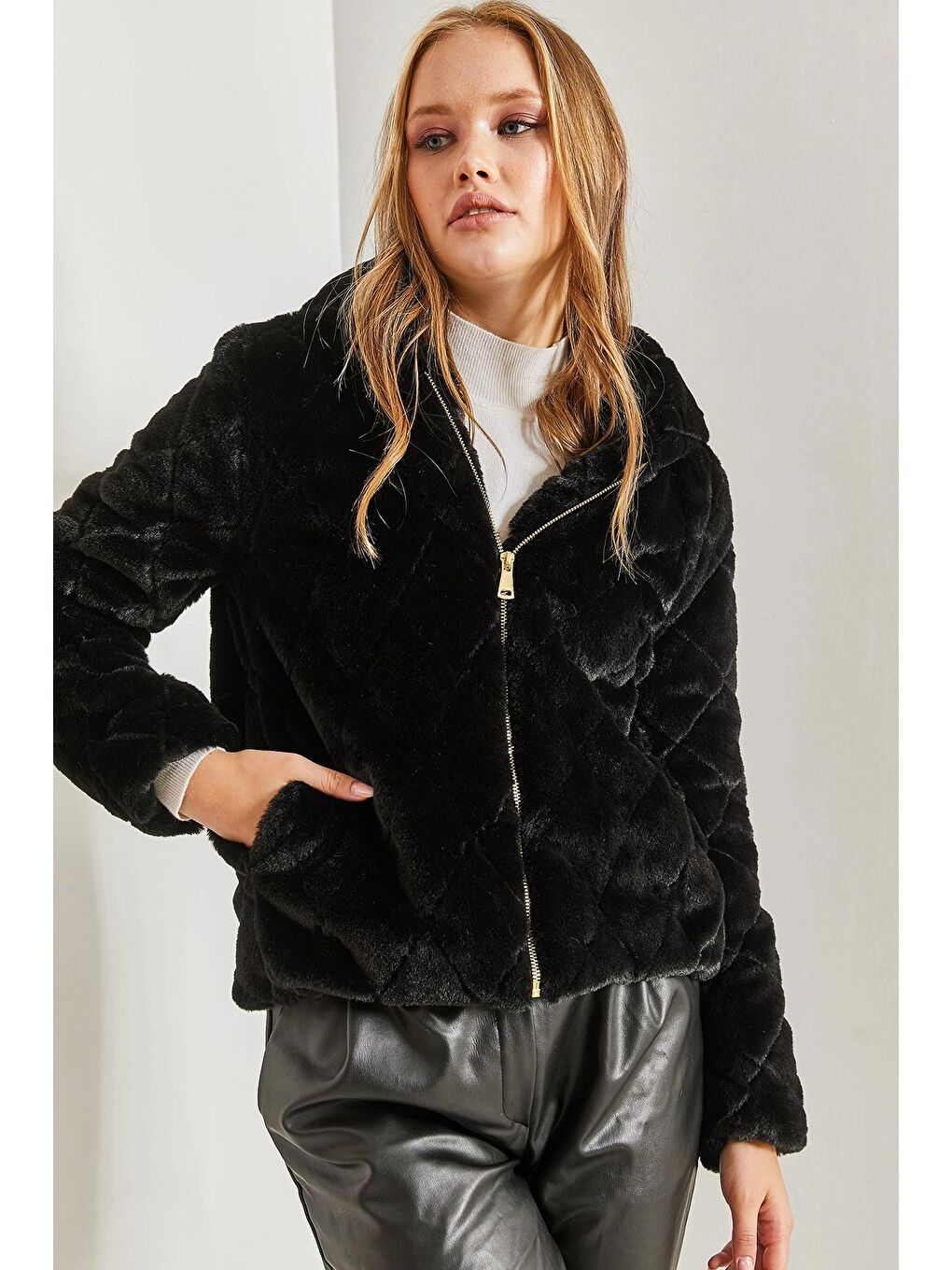 Siyah Kadın Kapüşonlu Kapitoneli Peluş Mont-4