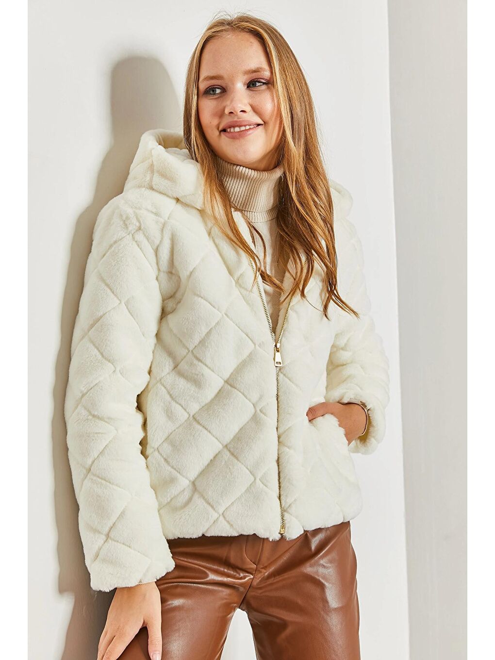 Beyaz Kadın Kapüşonlu Kapitoneli Peluş Mont-1