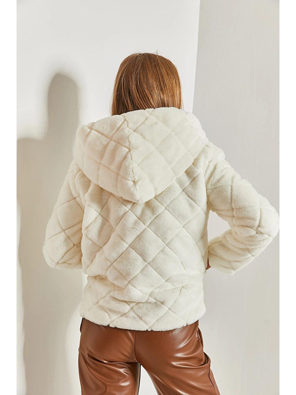 Beyaz Kadın Kapüşonlu Kapitoneli Peluş Mont-2