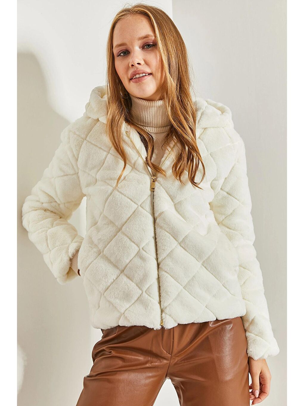 Beyaz Kadın Kapüşonlu Kapitoneli Peluş Mont-3