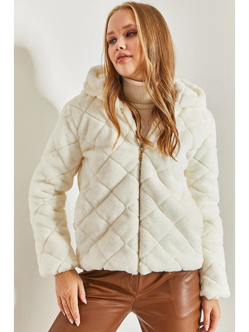 Beyaz Kadın Kapüşonlu Kapitoneli Peluş Mont-4