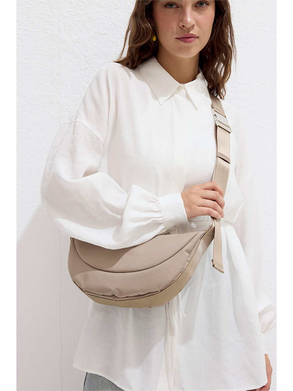 Bej Lexa Metal Tokalı Çapraz Çanta Kum