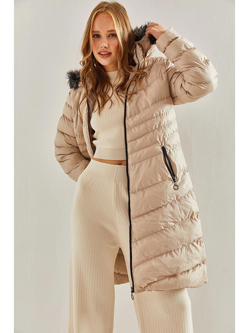 Bej Kadın Kapüşonlu Kürklü Uzun Mont-1