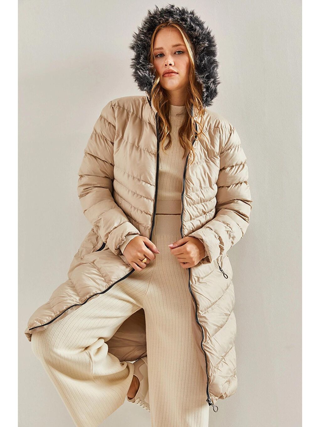 Bej Kadın Kapüşonlu Kürklü Uzun Mont-2