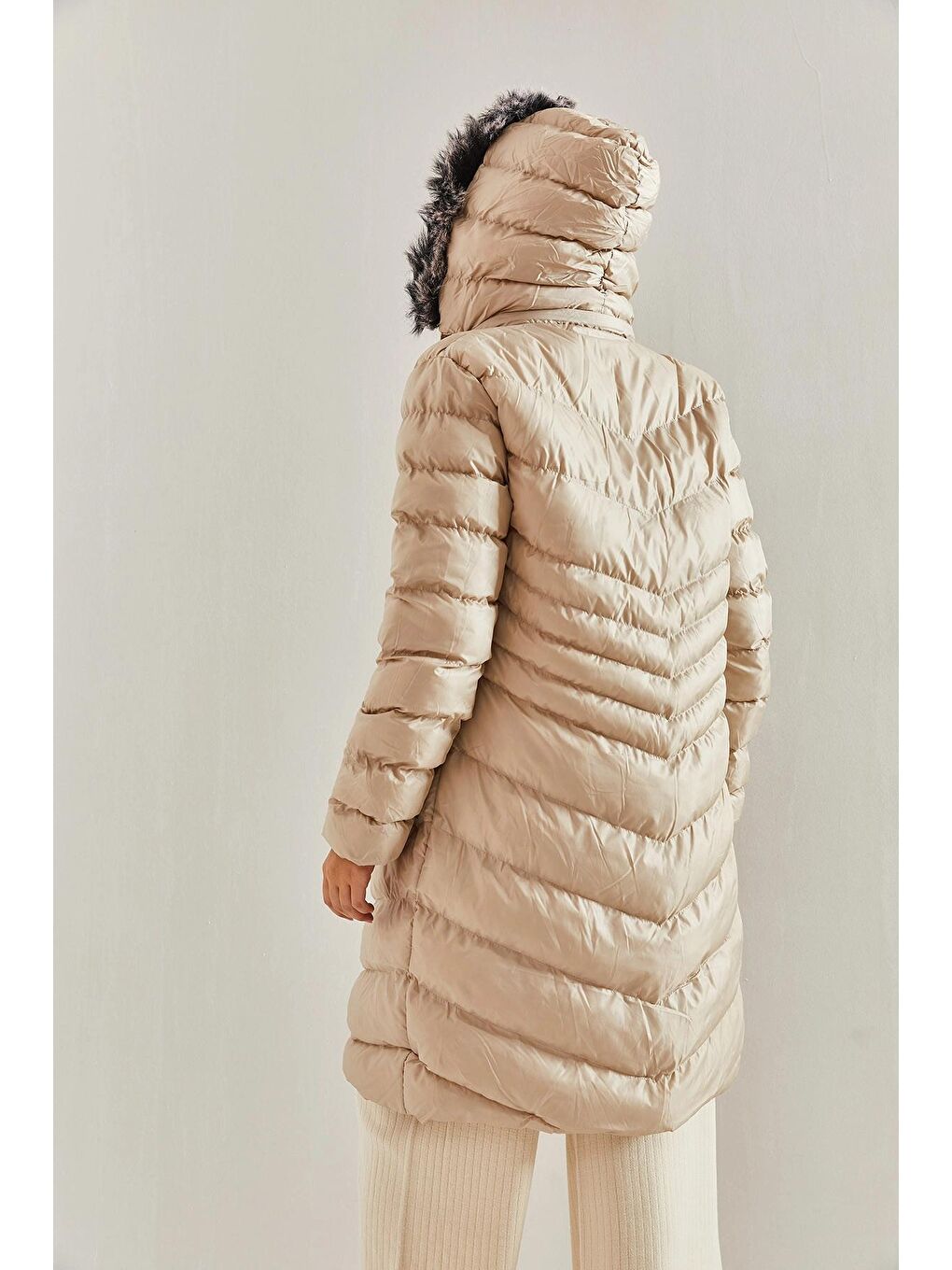 Bej Kadın Kapüşonlu Kürklü Uzun Mont-3