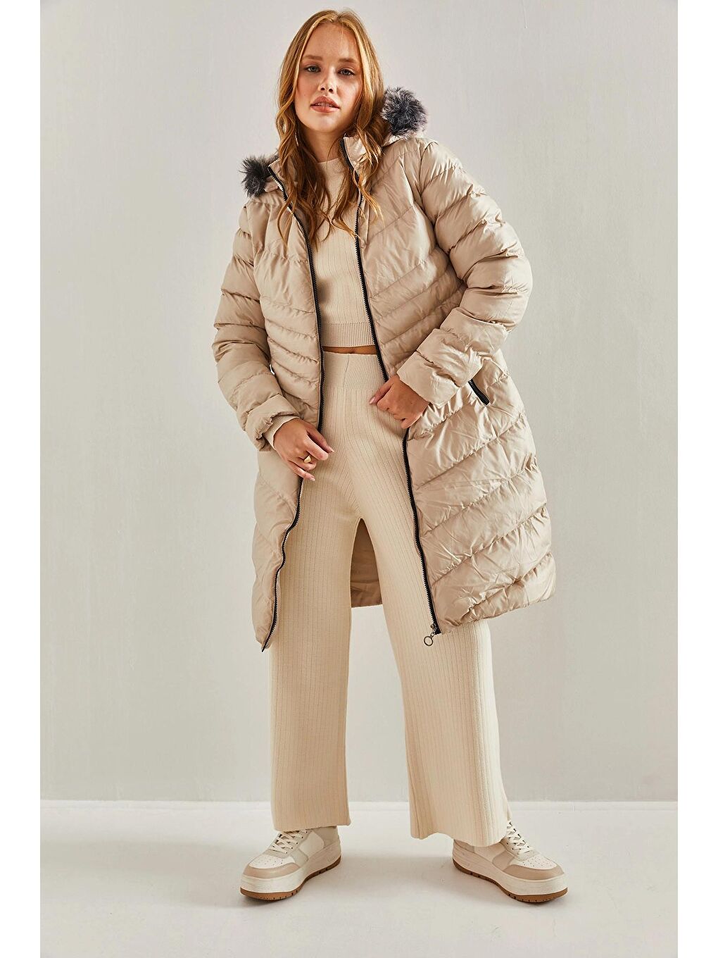 Bej Kadın Kapüşonlu Kürklü Uzun Mont-4
