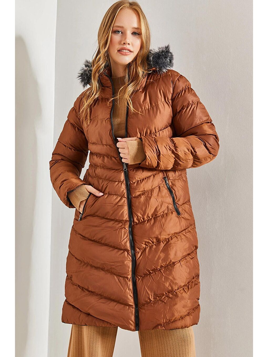 Kahverengi Kadın Kapüşonlu Kürklü Uzun Mont