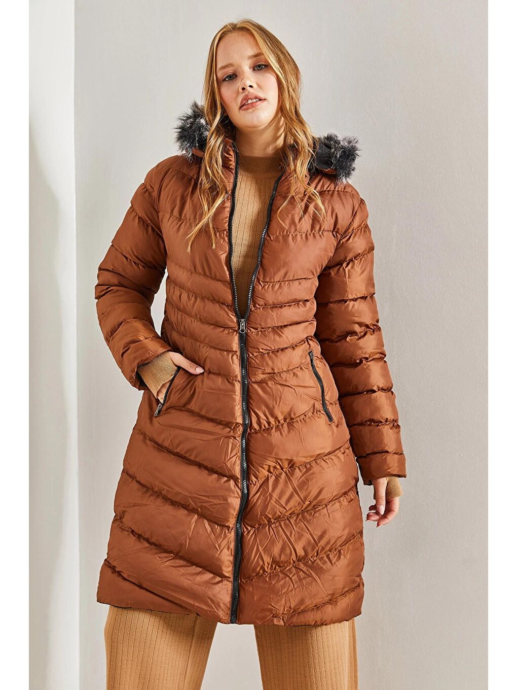 Kahverengi Kadın Kapüşonlu Kürklü Uzun Mont-1