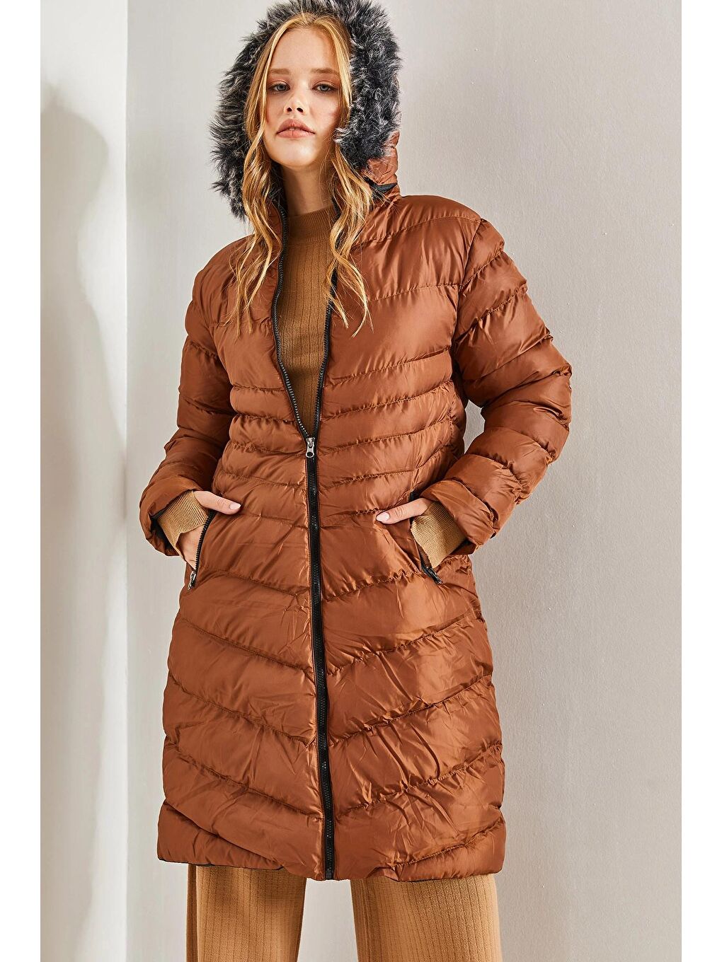 Kahverengi Kadın Kapüşonlu Kürklü Uzun Mont-2