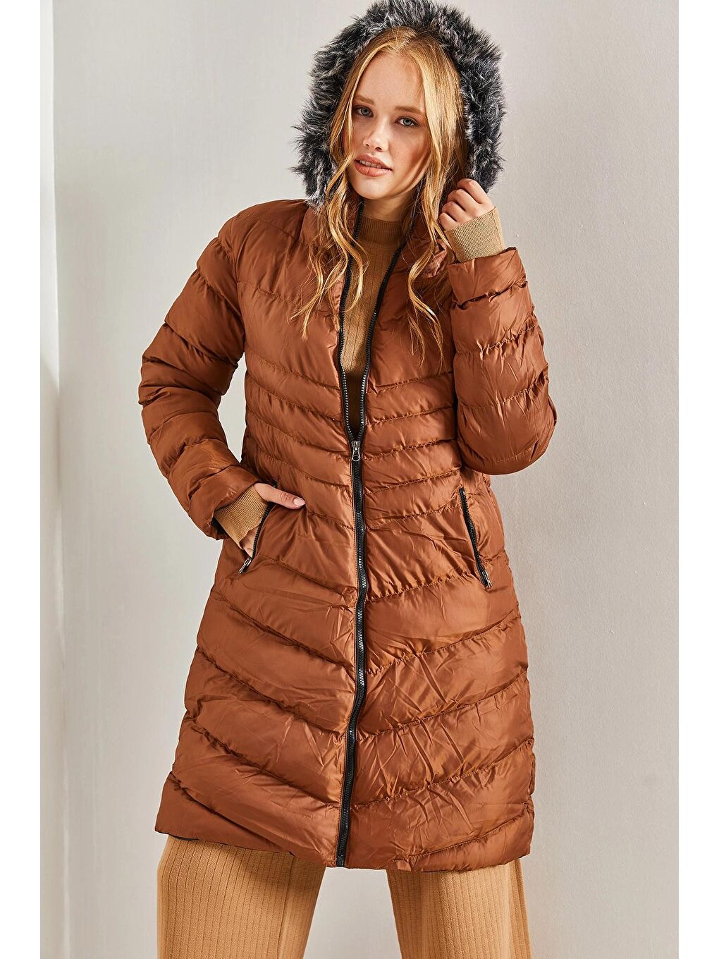 Kahverengi Kadın Kapüşonlu Kürklü Uzun Mont-3
