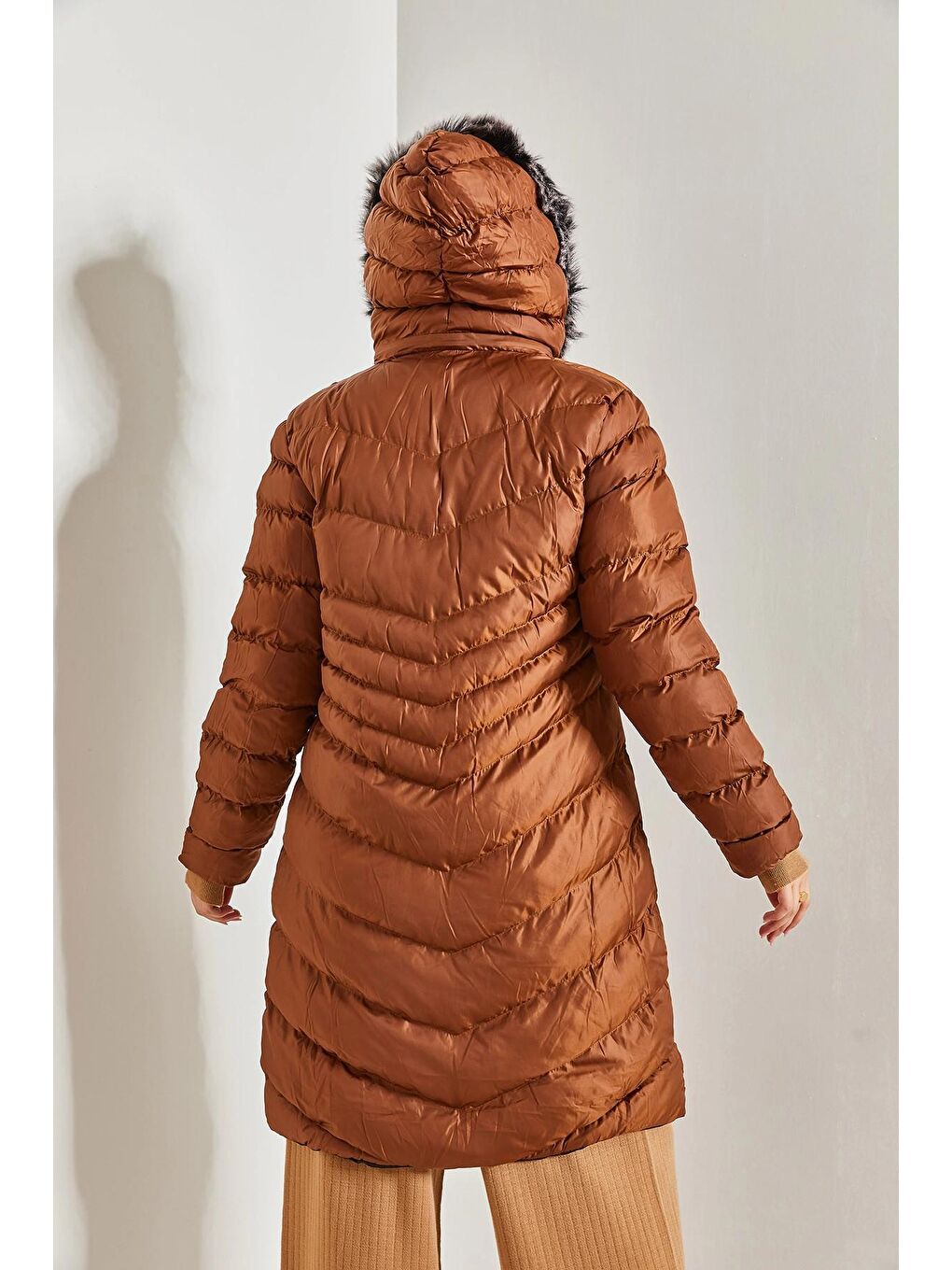 Kahverengi Kadın Kapüşonlu Kürklü Uzun Mont-4