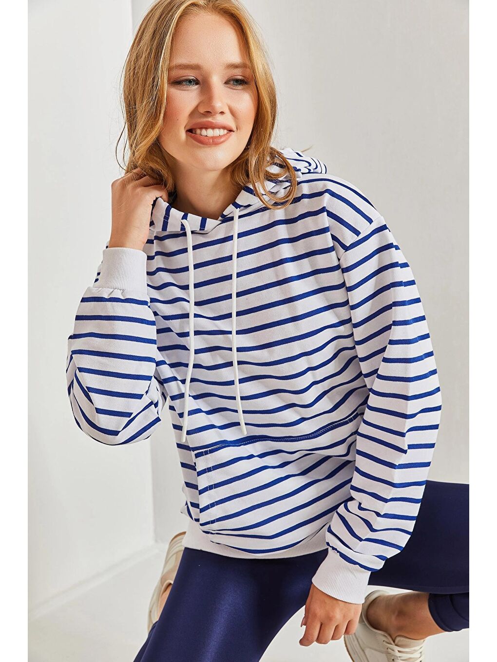 Lacivert Kadın Kapüşonlu Kangru Cepli Sweatshirt