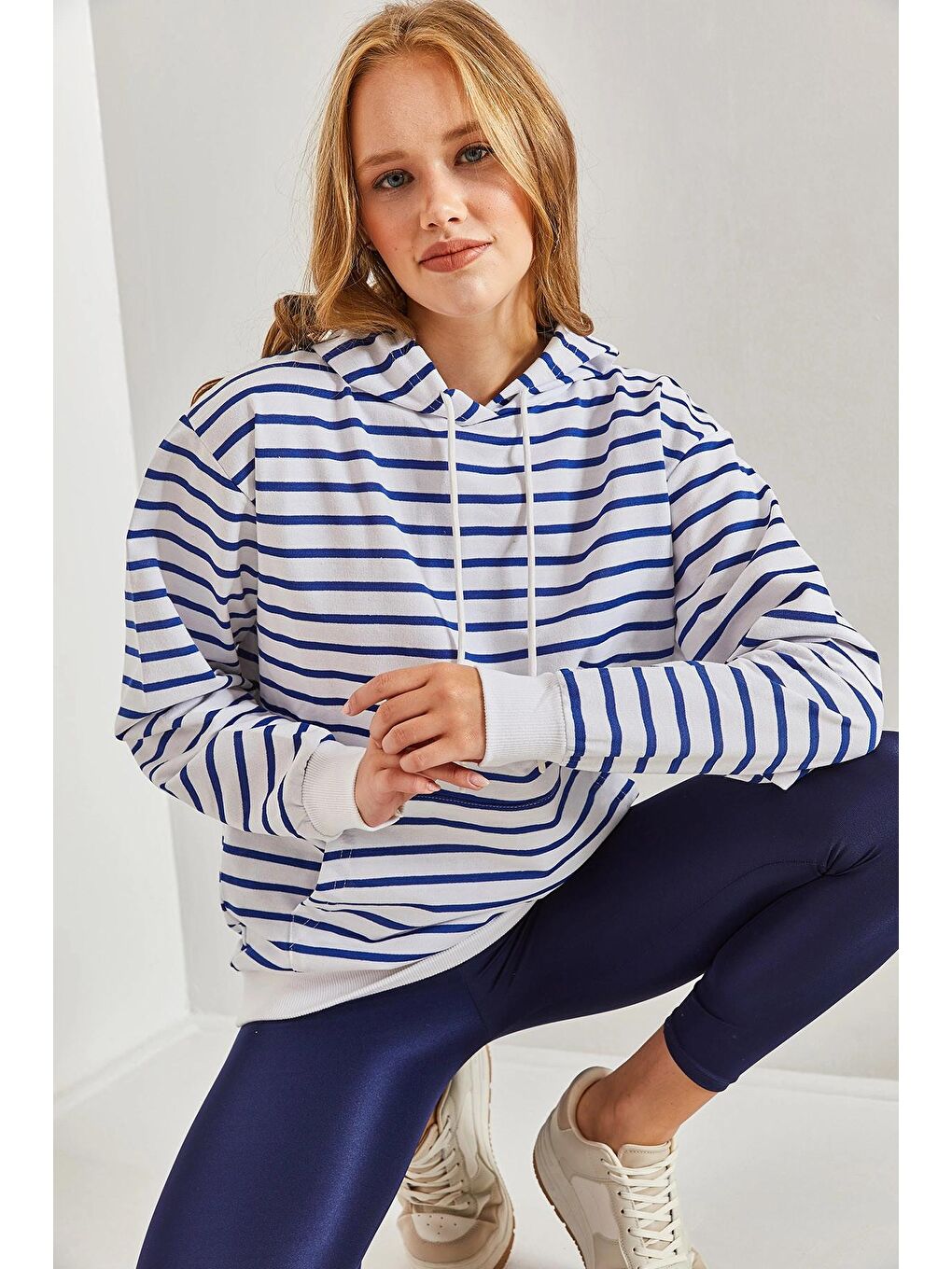 Lacivert Kadın Kapüşonlu Kangru Cepli Sweatshirt-2