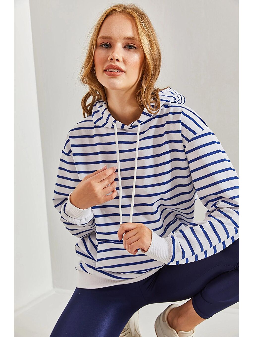 Lacivert Kadın Kapüşonlu Kangru Cepli Sweatshirt-3