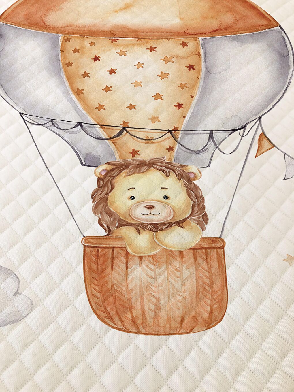 Karışık Balona Binen Aslan Desenli Bebek Ve Çocuk Baskılı Tek Kişilik Pike Takımı Beyaz-1