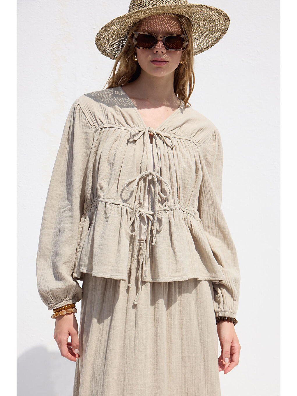 Bej Bağlama Detaylı Müslin Bluz Kum-1