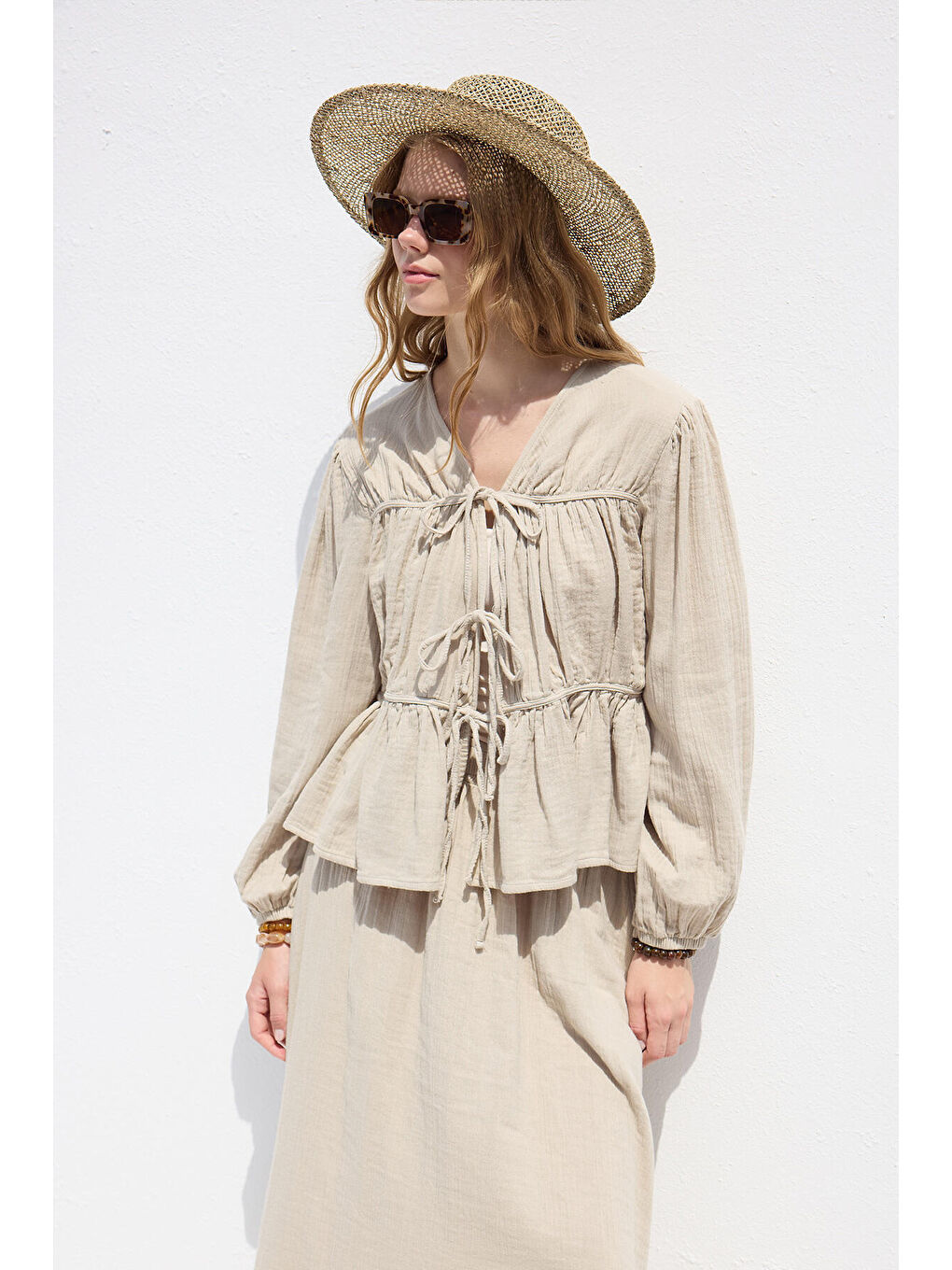 Bej Bağlama Detaylı Müslin Bluz Kum-2