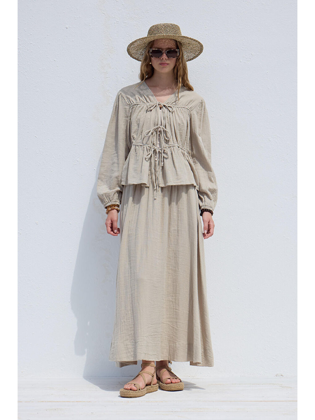 Bej Bağlama Detaylı Müslin Bluz Kum-4