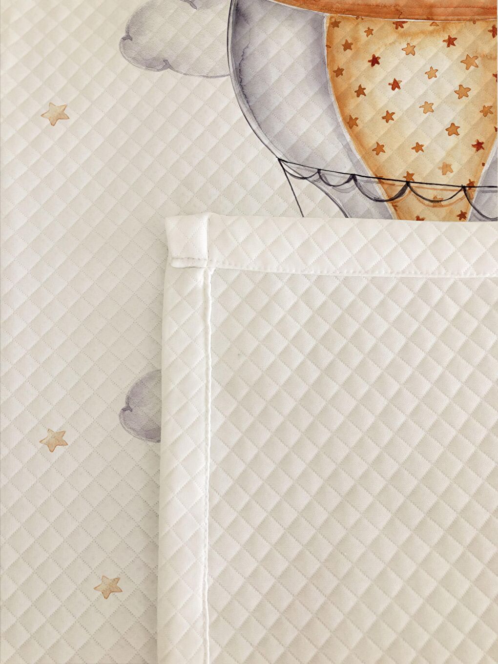 Karışık Balona Binen Aslan Desenli Bebek Ve Çocuk Baskılı Tek Kişilik Pike Takımı Beyaz-2