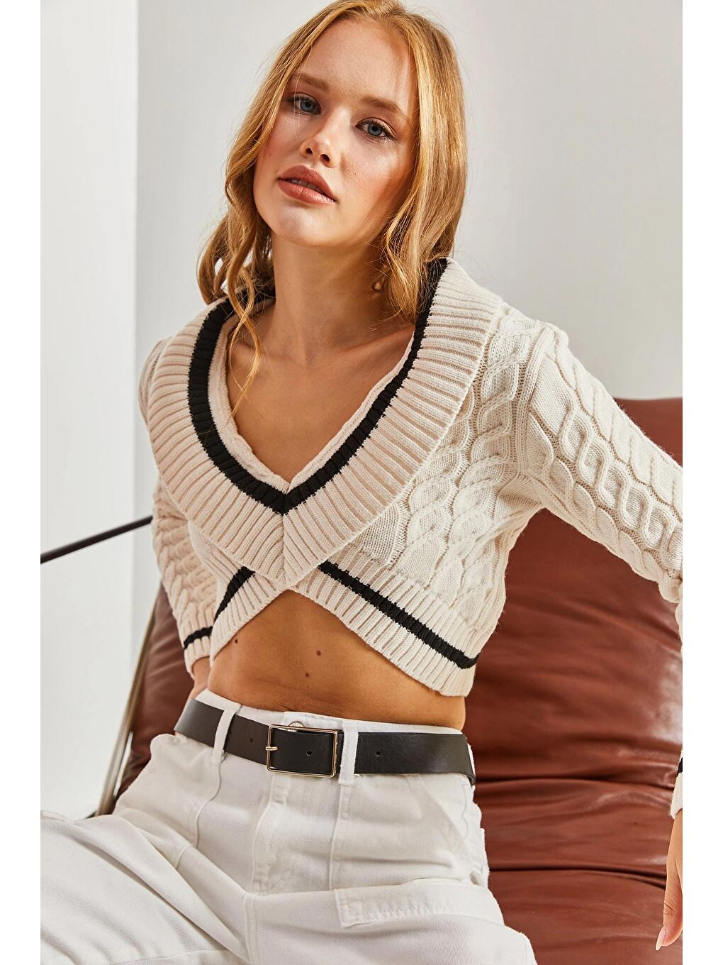 Bej Kadın V Yaka Desenli Triko Kazak-1