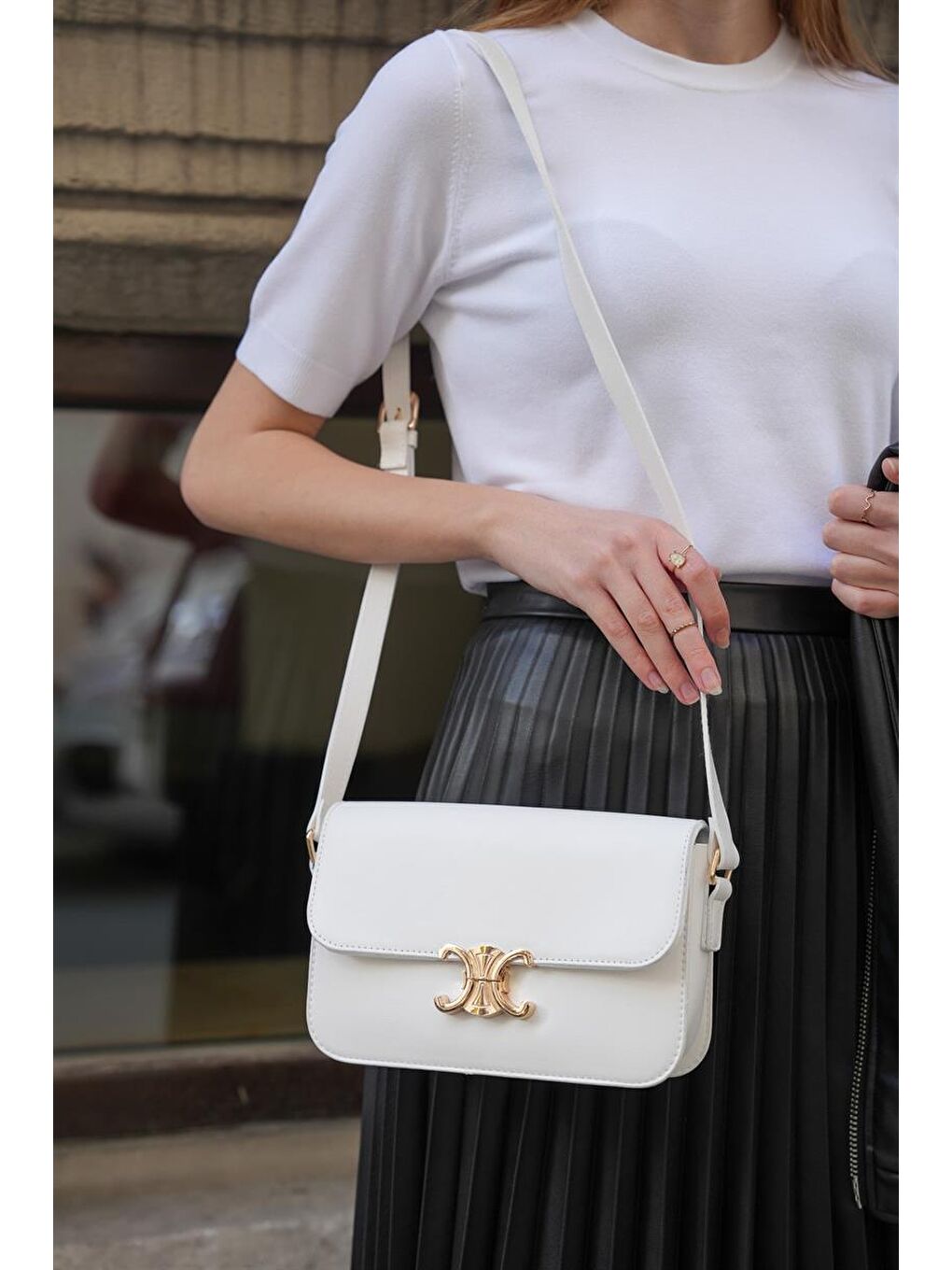 Cindy Aksesuarlı Kapaklı Uzun Ayarlanabilir Askılı Trend Kadın Omuz Çantası - Beyaz