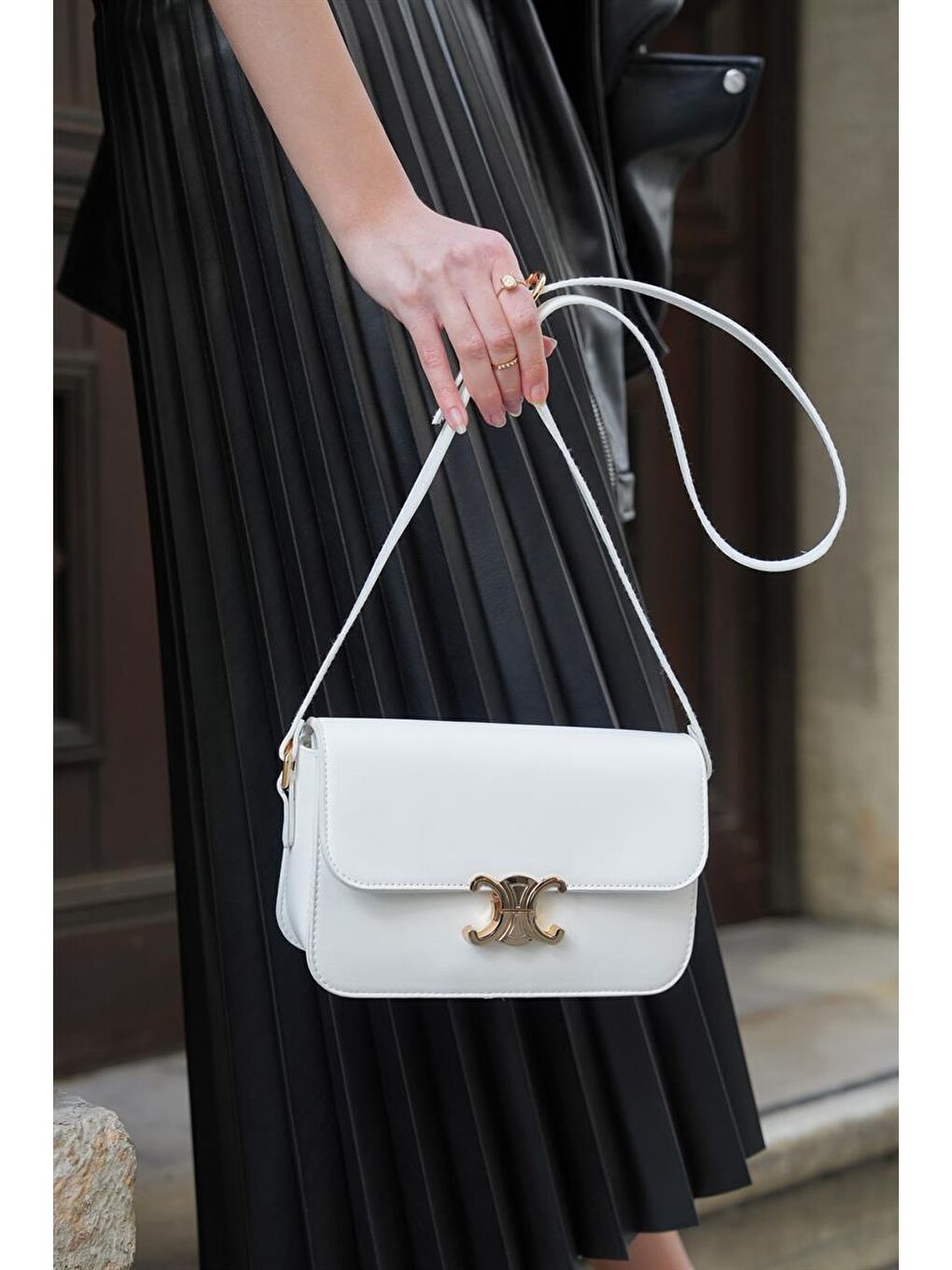 Cindy Aksesuarlı Kapaklı Uzun Ayarlanabilir Askılı Trend Kadın Omuz Çantası - Beyaz-1