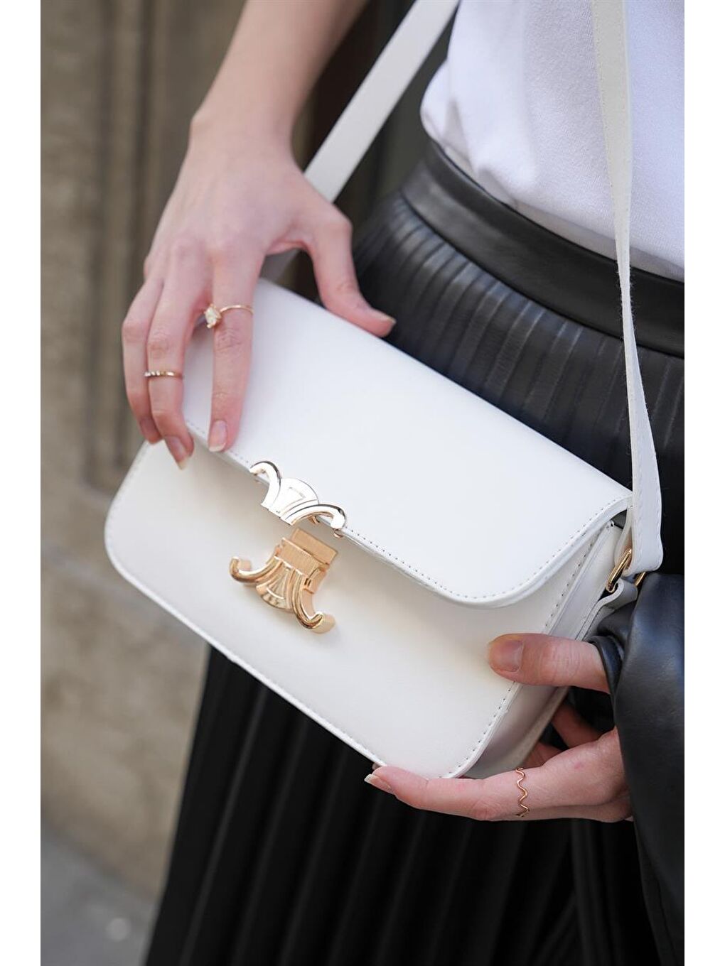 Cindy Aksesuarlı Kapaklı Uzun Ayarlanabilir Askılı Trend Kadın Omuz Çantası - Beyaz-2