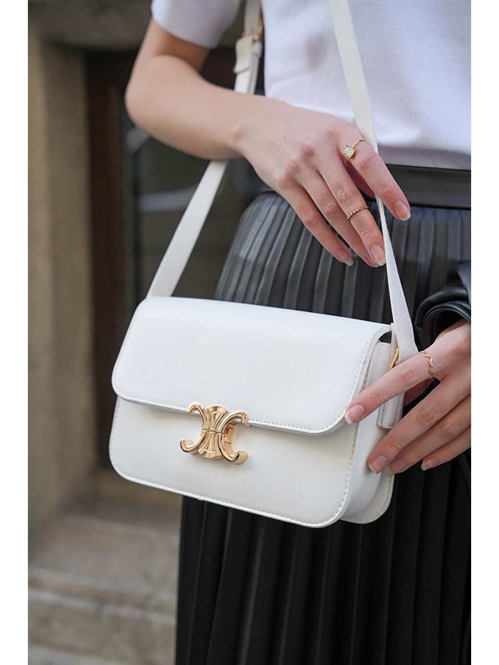 Cindy Aksesuarlı Kapaklı Uzun Ayarlanabilir Askılı Trend Kadın Omuz Çantası - Beyaz-3