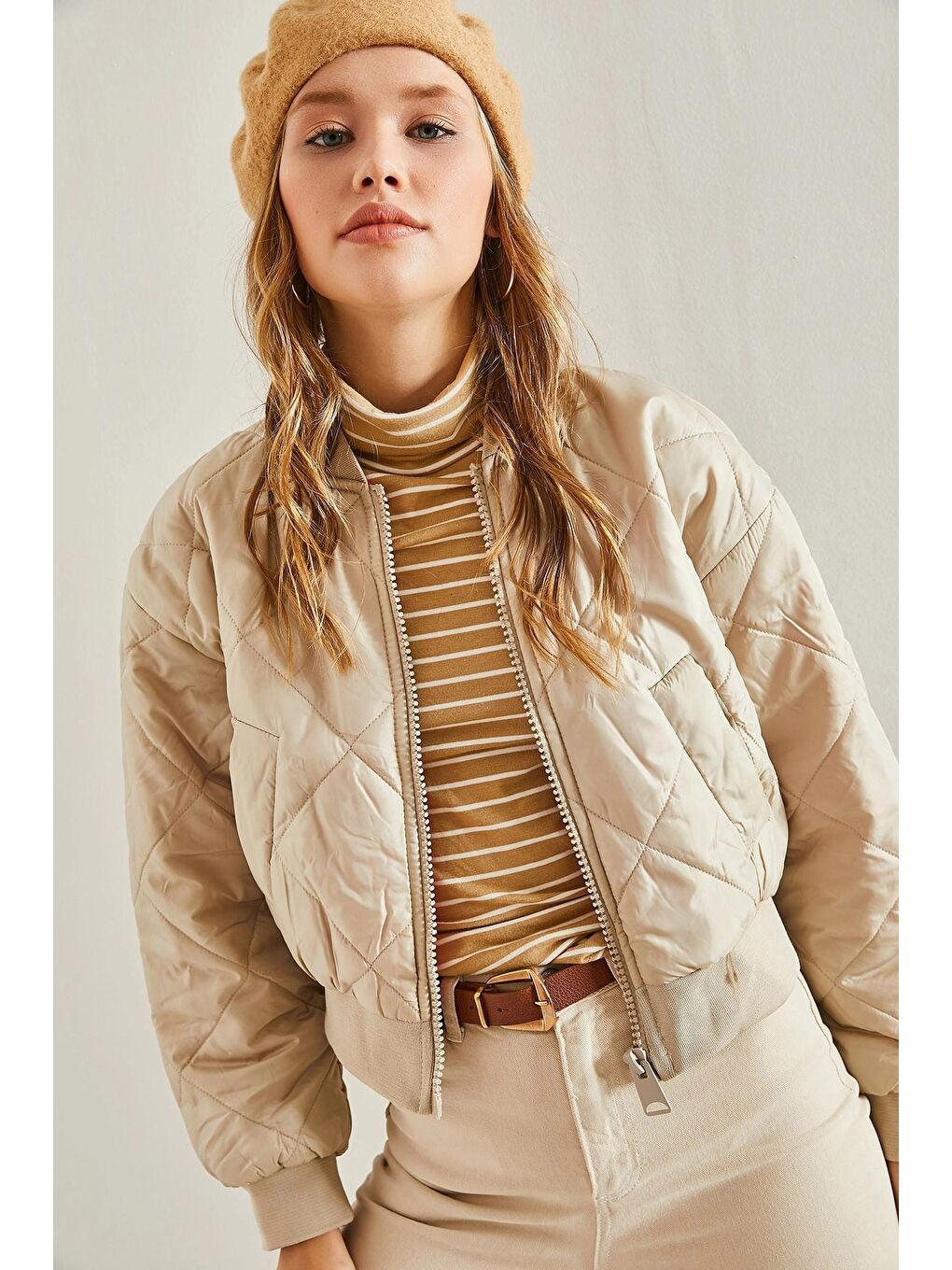 Bej Kadın Baklava Desenli Kolları Lastikli Astarlı Bomber Mont