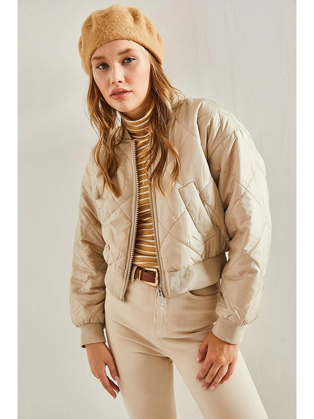 Bej Kadın Baklava Desenli Kolları Lastikli Astarlı Bomber Mont-3