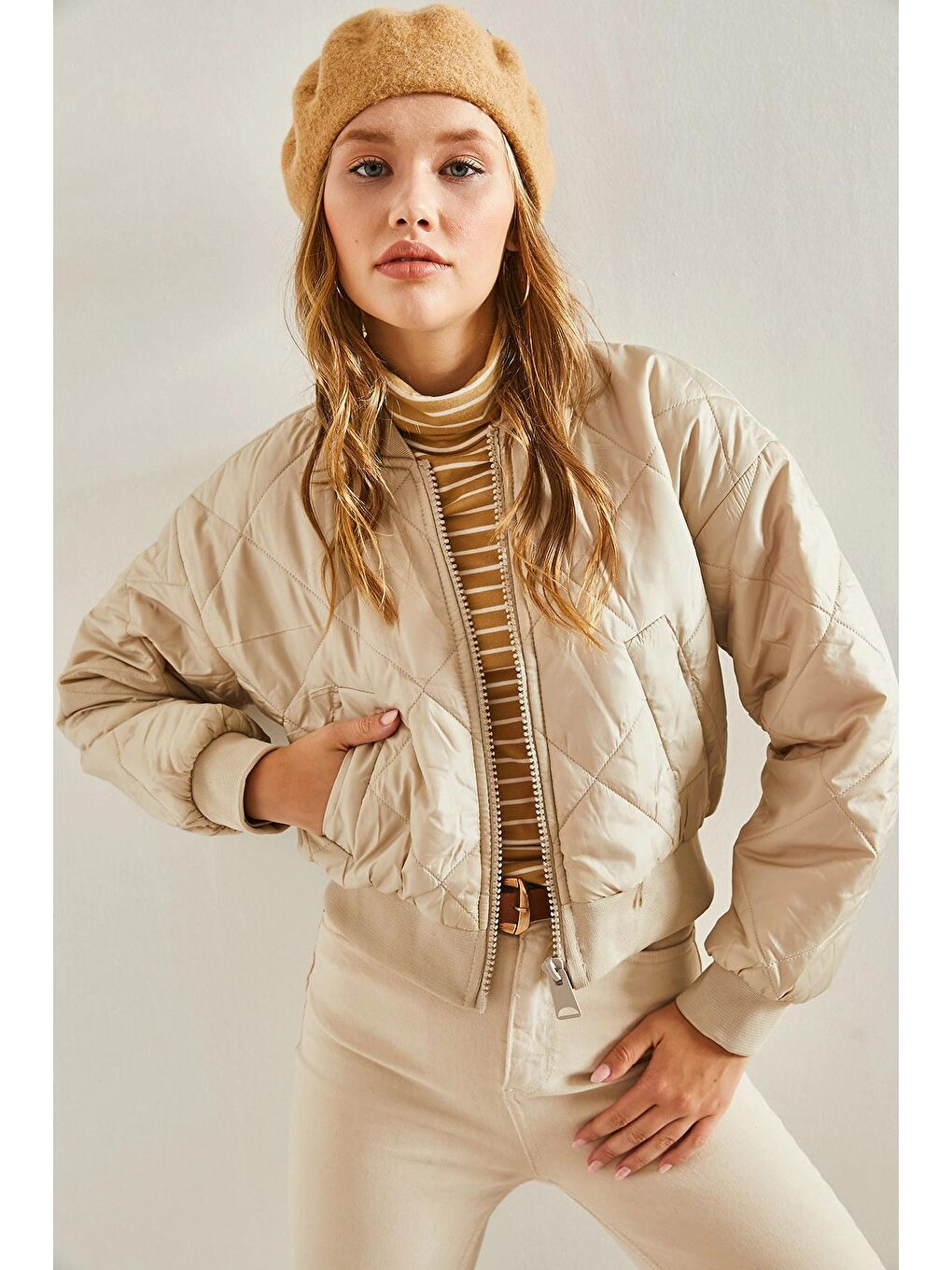 Bej Kadın Baklava Desenli Kolları Lastikli Astarlı Bomber Mont-4