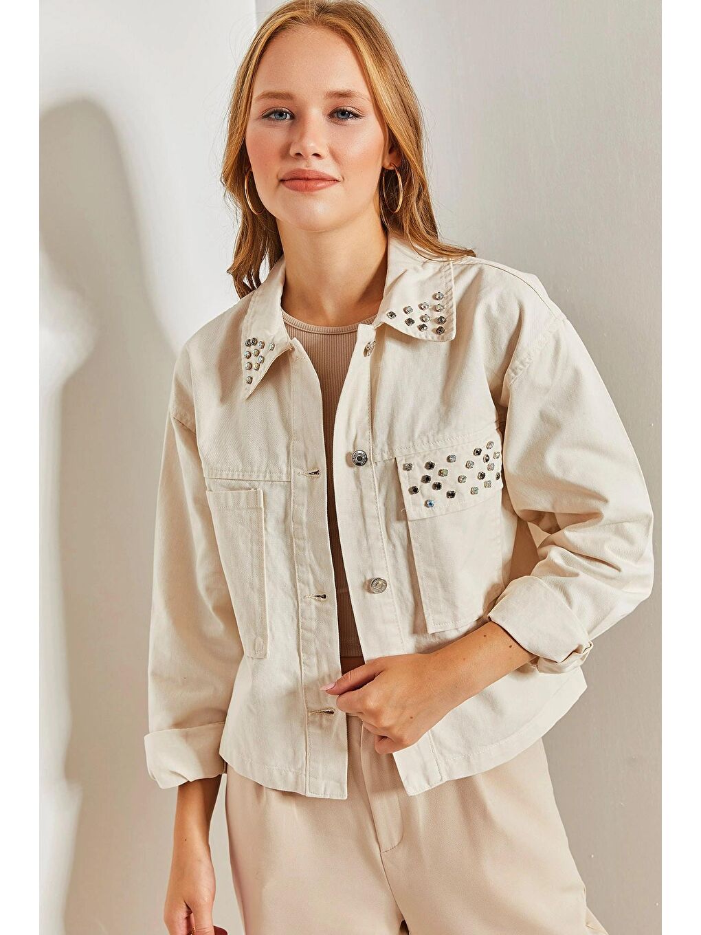 Bej Kadın Yakası ve Cebi Taş İşlemeli Gabardin Ceket