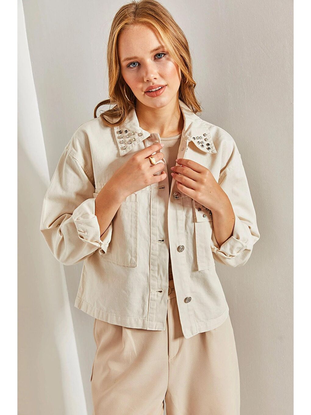 Bej Kadın Yakası ve Cebi Taş İşlemeli Gabardin Ceket-1