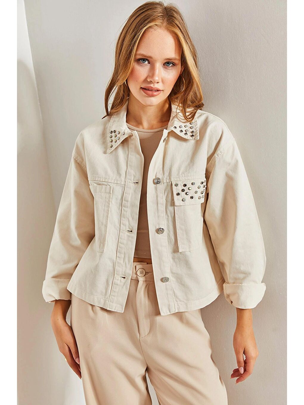 Bej Kadın Yakası ve Cebi Taş İşlemeli Gabardin Ceket-2