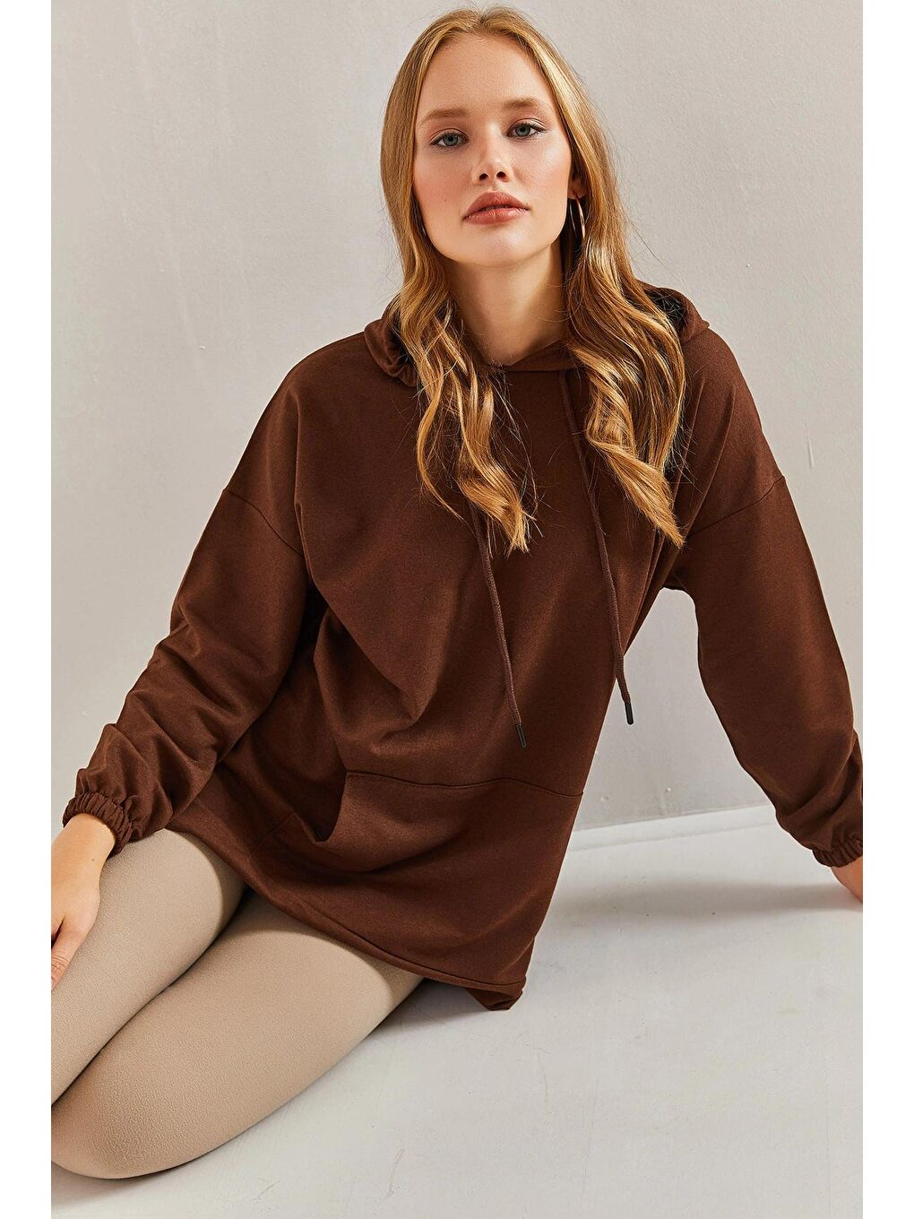 Kahverengi Kadın Kapüşonlu Kanguru Cepli İki İplik Sweatshirt