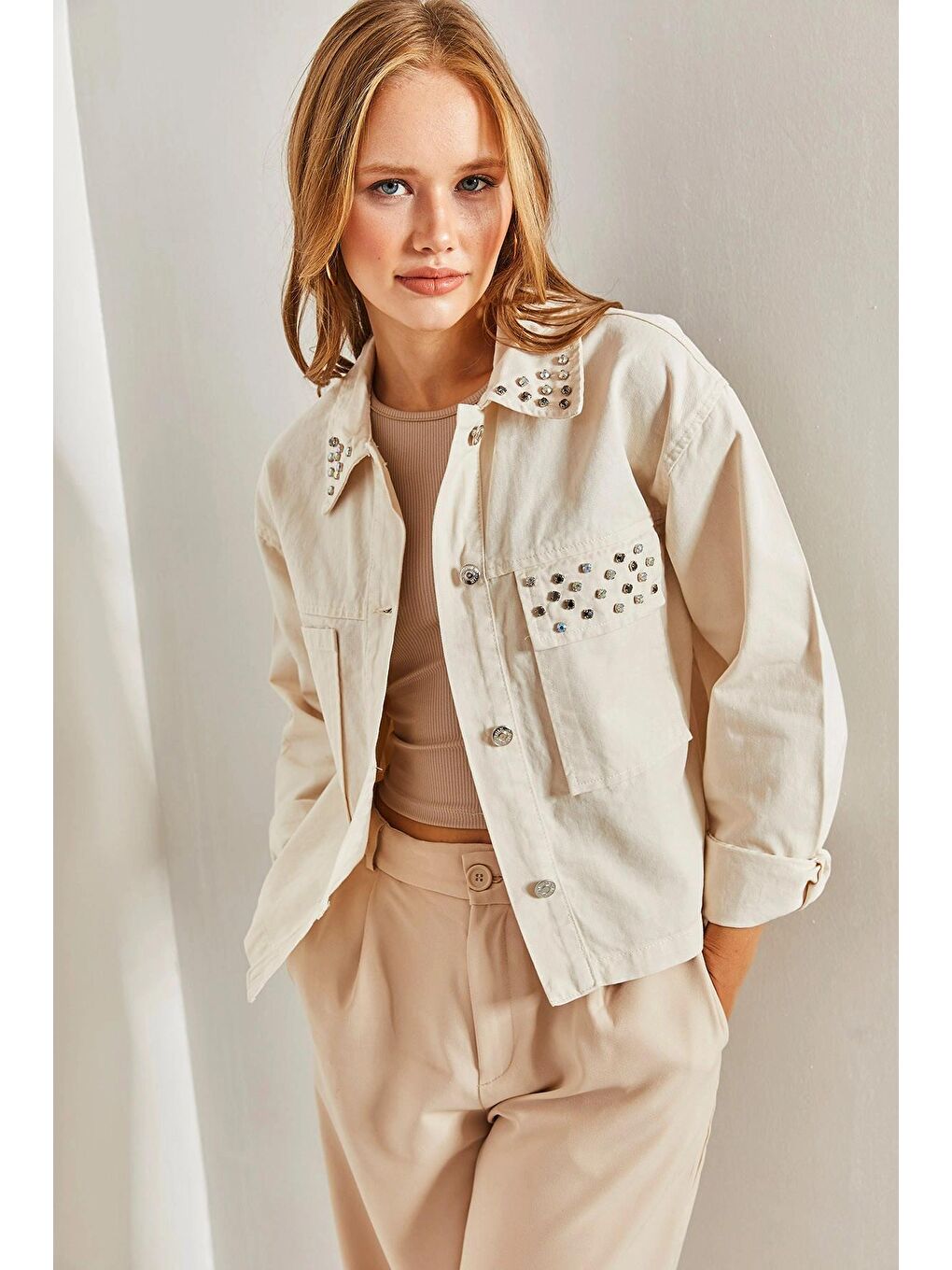 Bej Kadın Yakası ve Cebi Taş İşlemeli Gabardin Ceket-3