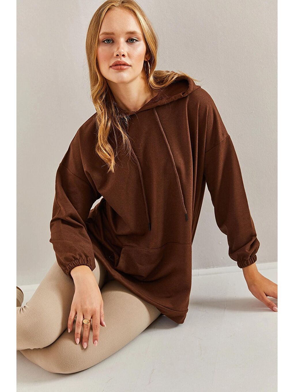 Kahverengi Kadın Kapüşonlu Kanguru Cepli İki İplik Sweatshirt-1