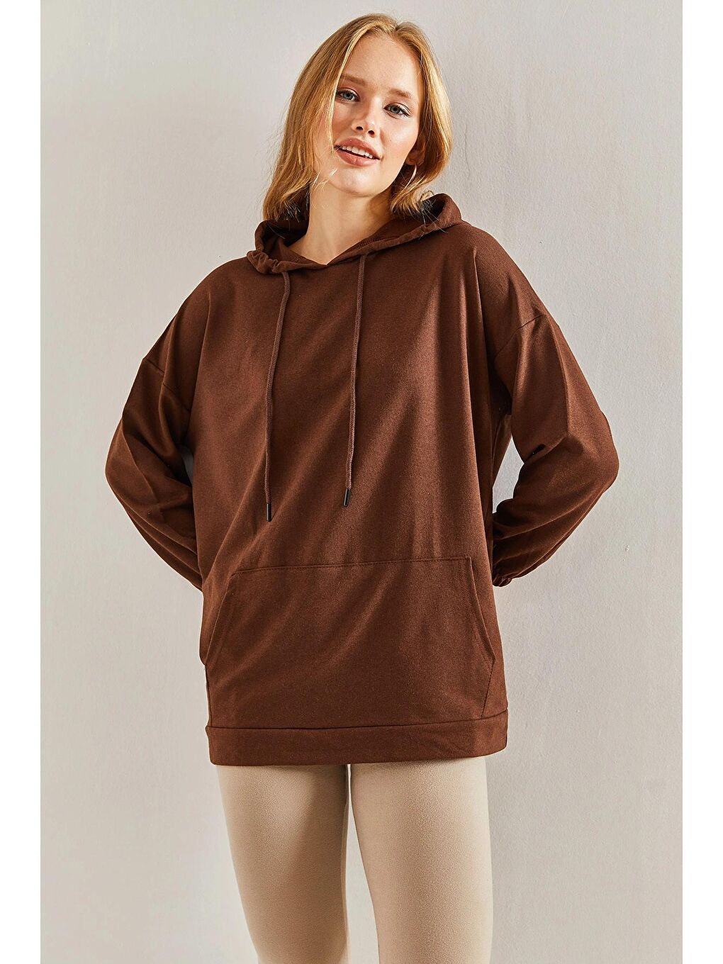 Kahverengi Kadın Kapüşonlu Kanguru Cepli İki İplik Sweatshirt-3