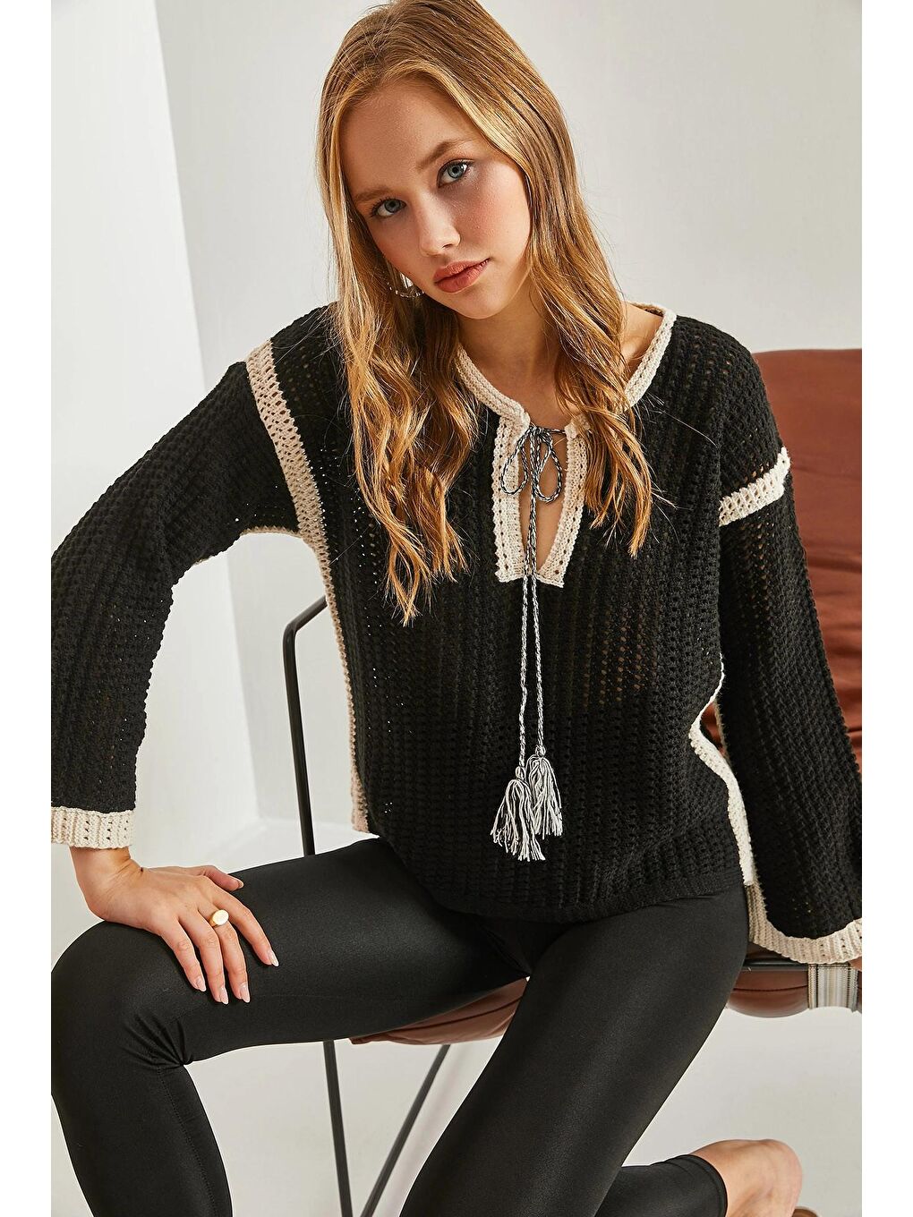 Siyah Kadın Ajurlu Yaka Bağlamalı Triko Kazak-1