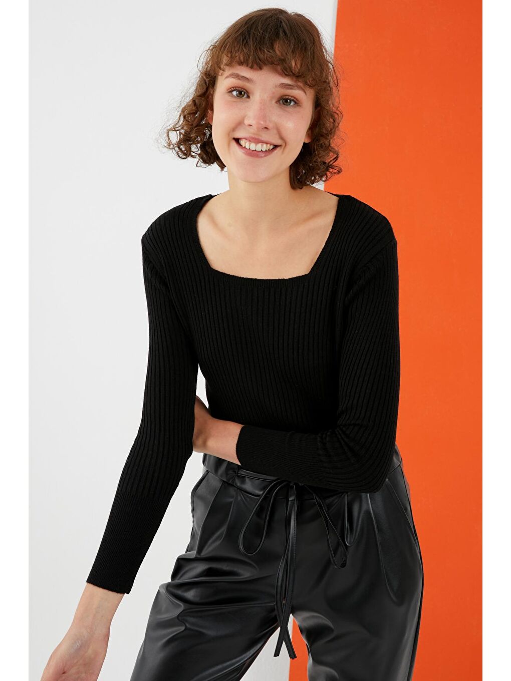 Siyah Kare Yaka Fitilli Dar Kalıp Basic Kazak