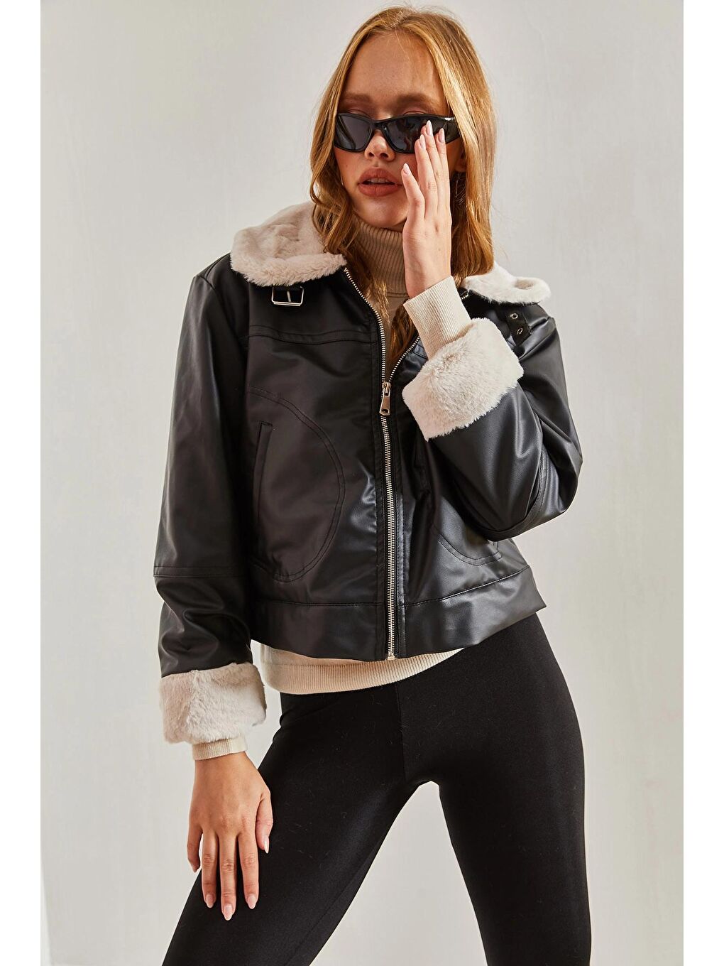 Siyah Kadın İçi Kürklü Yakası Tokalı Deri Mont-1