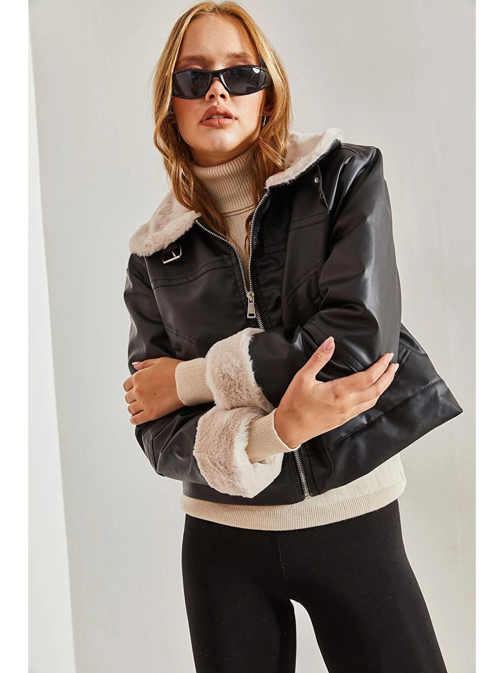 Siyah Kadın İçi Kürklü Yakası Tokalı Deri Mont-2