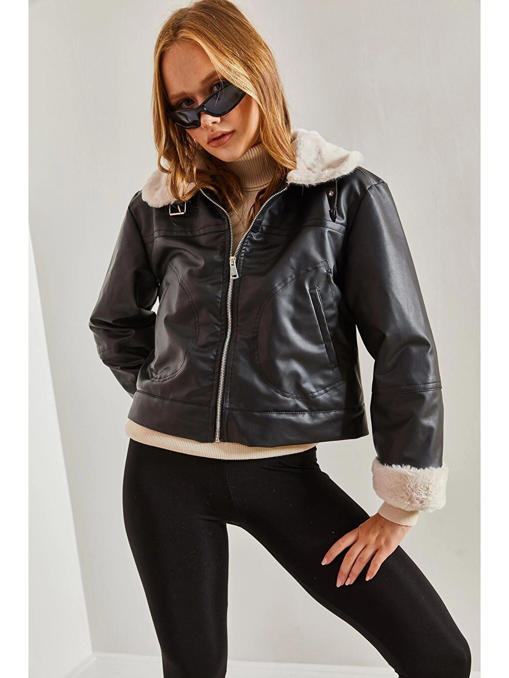 Siyah Kadın İçi Kürklü Yakası Tokalı Deri Mont-3