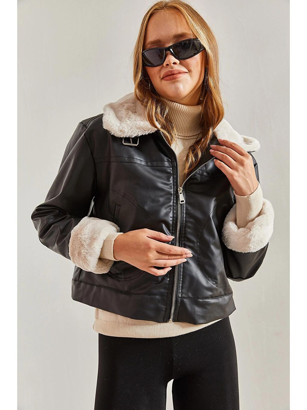 Siyah Kadın İçi Kürklü Yakası Tokalı Deri Mont-4