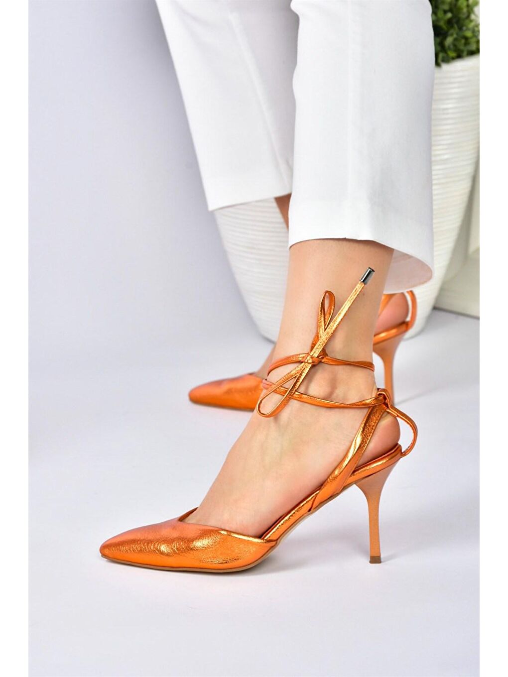 Turuncu Sivri Burun Bilekten Bağlamalı Kadın Topuklu Ayakkabı M518700109